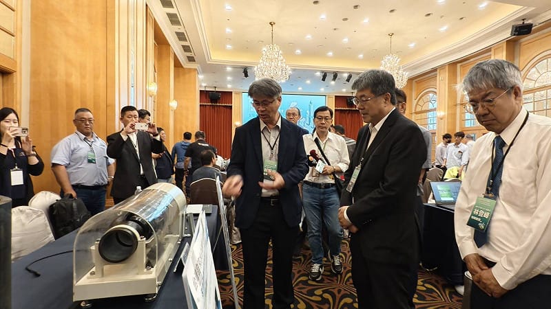 楊欽富(右二)參觀成果發表會現場的廠商展攤。&nbsp;&nbsp;&nbsp;圖：孫家銘/攝