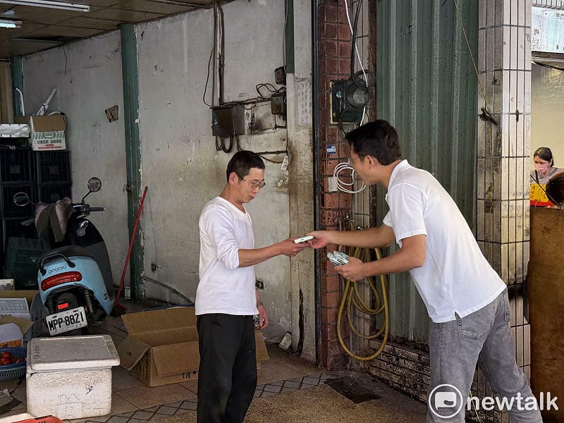 民眾黨主席、新北市長參選人黃國昌赴博愛街市場掃街拜票。&nbsp;&nbsp;&nbsp;圖：周煊惠 / 攝