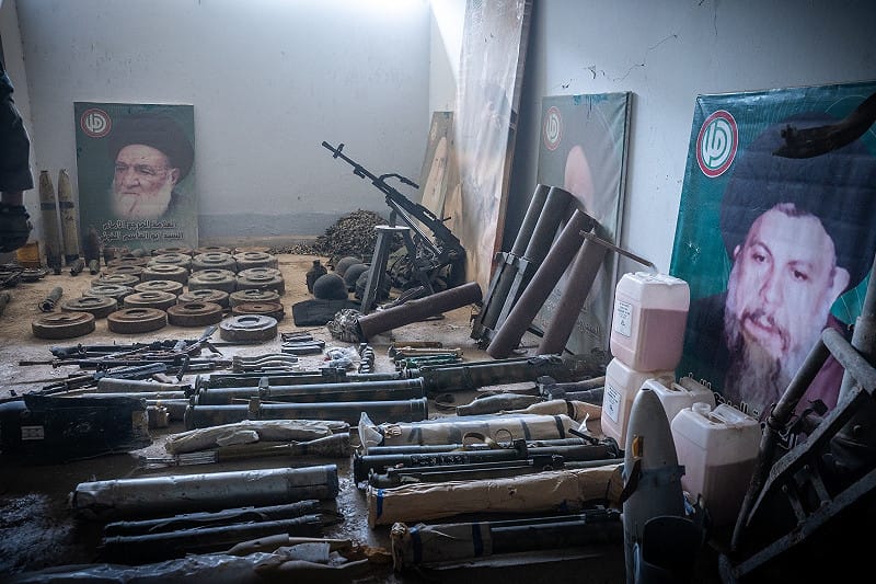 行動中查獲數百件疑似屬於真主黨的武器，包括飛彈、爆炸物與步槍。 圖:翻攝自X帳號@jasmine201515