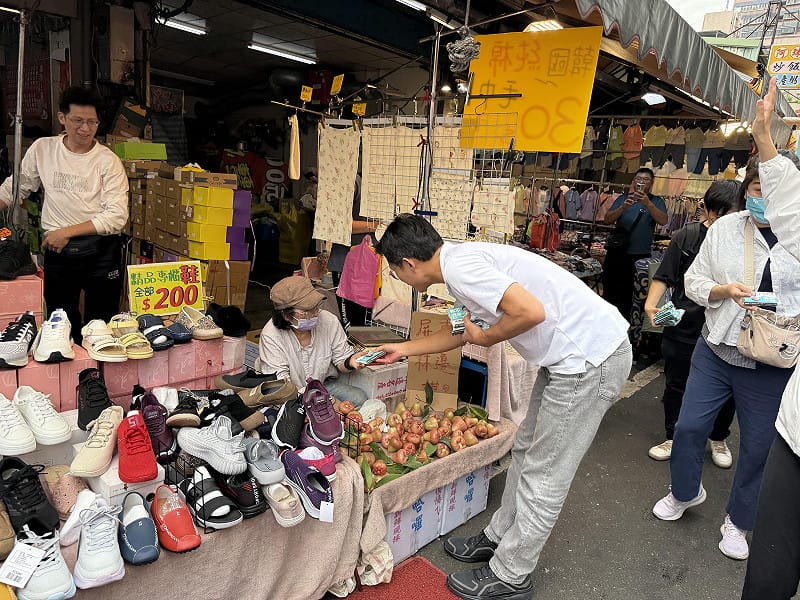 民眾黨主席、新北市長參選人黃國昌今於樹林區博愛街市場掃街。&nbsp;&nbsp;&nbsp;圖：周煊惠 / 攝