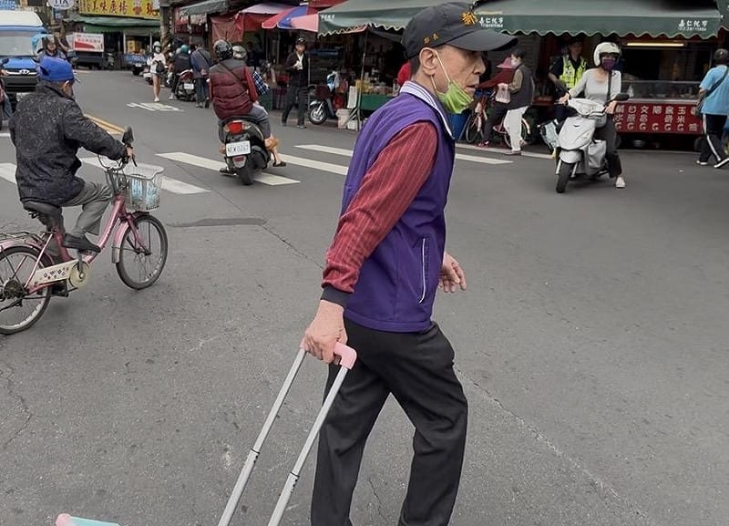 民眾黨主席、新北市長參選人黃國昌今於樹林區博愛街市場掃街，遭一名伯伯罵「超速仔」，該伯伯被幕僚、警力隔開後，離開現場。&nbsp;&nbsp;&nbsp;圖：周煊惠 / 攝