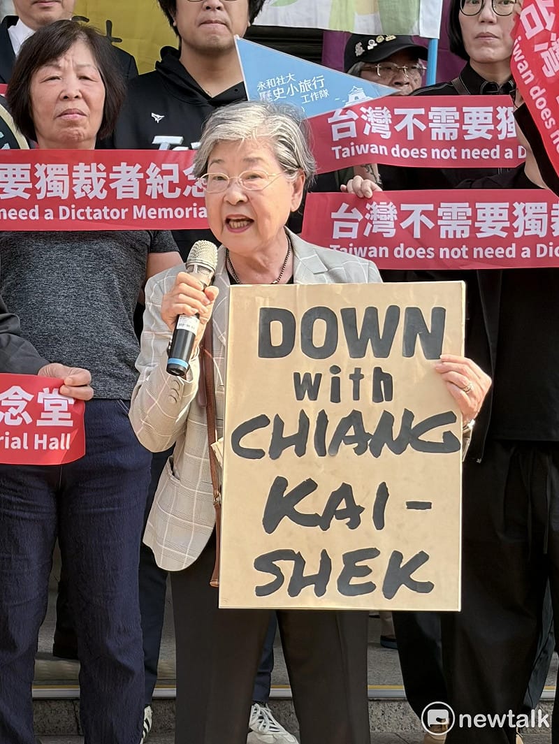 海外黑名單代表毛清芬在記者會中分享自己當年在前往白宮遊行時所高喊的口號:「打倒蔣介石」。 圖:李宣萱/攝 海外黑名單代表毛清芬在記者會中分享自己當年在前往白宮遊行時所高喊的口號:「打倒蔣介石」。 圖:李宣萱/攝