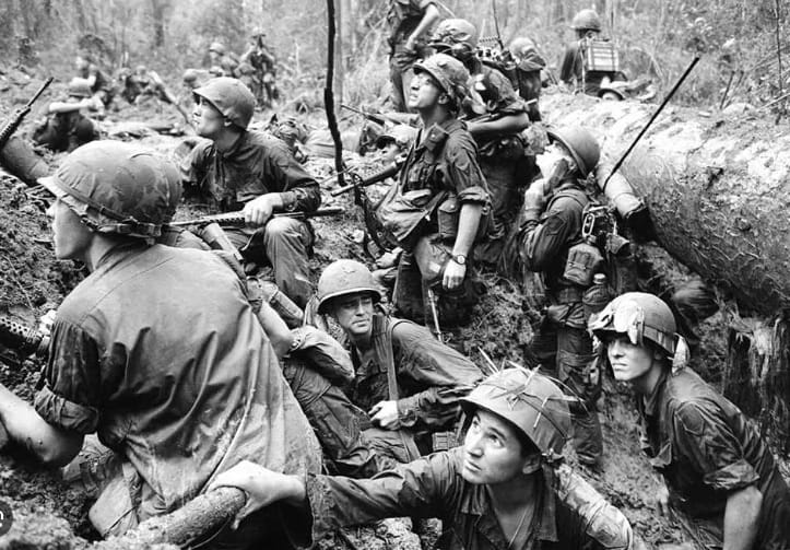  越戰時在壕溝與泥寧中作戰的美軍。 圖 : （CC BY 2.0 manhhai） 