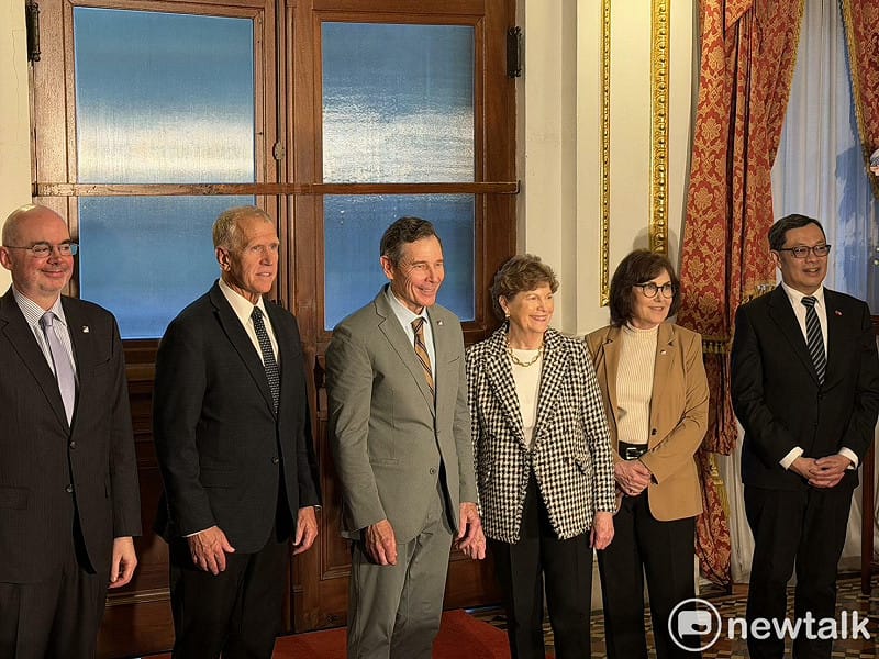 美國聯邦參議員夏欣(Jeanne Shaheen,右三)、匡希恆(John Curtis,左三)、堤里斯(Thom Tillis,左二)、羅珊(Jacky Rosen ,右二)訪問台灣,並於在台北賓館舉辦記者會。與會者包括外交部次長陳明祺(右一)、美國在台協會處長谷立言(左一)。 圖:高逸帆/攝 美國聯邦參議員夏欣(Jeanne Shaheen,右三)、匡希恆(John Curtis,左三)、堤里斯(Thom Tillis,左二)、羅珊(Jacky Rosen ,右二)訪問台灣,並於在台北賓館舉辦記者會。與會者包括外交部次長陳明祺(右一)、美國在台協會處長谷立言(左一)。 圖:高逸帆/攝
