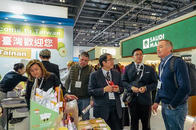 英國國際食品飲料展(International Food & Drink Event, IFE)於3月30日至4月1日舉行，台南館於首日盛大開幕。台南市長黃偉哲率團與台南優質業者赴倫敦參展，藉由此全球性的食品展銷平台，向各國買主與通路業者推廣特色農漁產品。&nbsp;&nbsp;&nbsp;圖：台南市政府提供