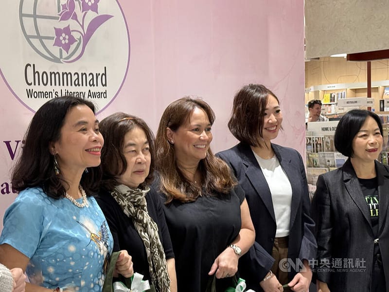 菲律賓作家奧蒂加斯（左3）因著作「陰影街上的房子：寓言」被選入泰國「喬曼娜國際女性文學獎」初選名單，而受邀到曼谷參加作家巡迴活動與讀者見面。中央社記者李宗憲曼谷攝　115年3月31日&nbsp;&nbsp;&nbsp;圖：中央社提供