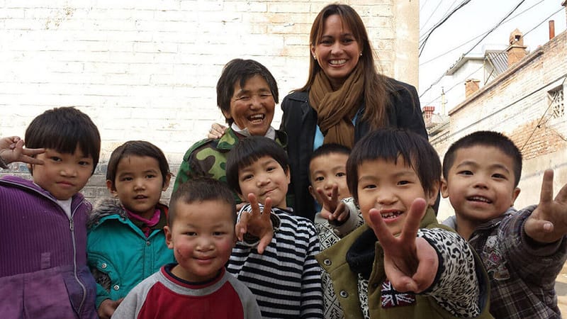 前戰地記者、菲律賓作家奧蒂加斯（後右）2013年曾到中國山西採訪一名收養超過30名身障兒童的婦女，其中許多孩子因當時中國實施一胎化制度而遭父母遺棄。她指出，多年來，該婦女將這些孩子視如己出，但導致她與當地政府關係緊張。（奧蒂加斯提供）中央社記者李宗憲曼谷傳真　115年3月31日&nbsp;&nbsp;&nbsp;圖：中央社提供