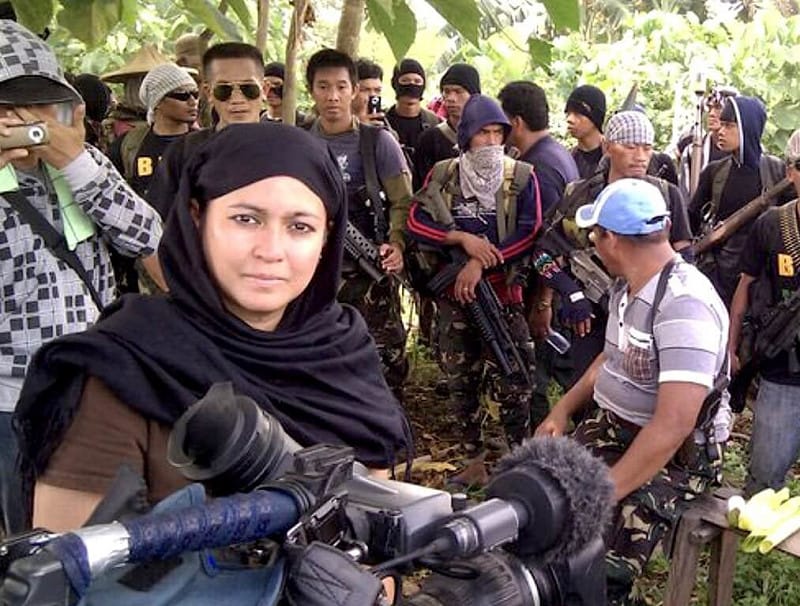 前戰地記者、菲律賓作家奧蒂加斯（前）2013年在菲律賓南部民答那峨島（Mindanao）採訪叛軍組織。（奧蒂加斯提供）中央社記者李宗憲曼谷傳真　115年3月31日&nbsp;&nbsp;&nbsp;圖：中央社提供