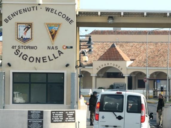 義大利以「未獲得國會授權」為由，拒絕了美軍轟炸機降落錫戈內拉軍事基地的請求。 圖：翻攝自 @nexta_tv X 帳號 