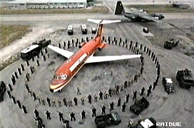  有網友分析認為，義大利禁止美軍軍機降落的原因，與該國在 1985 年發生的一起對峙事件有關。 圖：翻攝自 @rainbow78521 X 帳號 