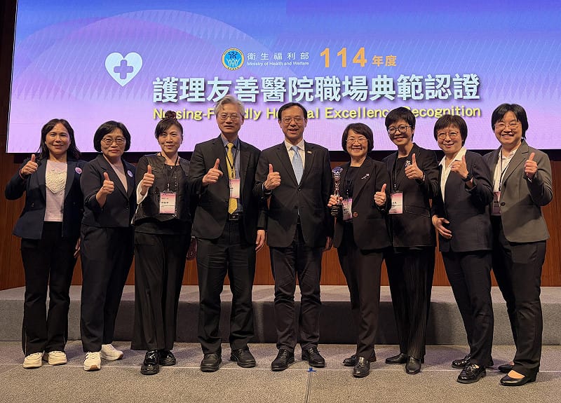 台中榮總院長傅雲慶(左四)率護理團隊與衛福部部長石崇良(中)合影。&nbsp;&nbsp;&nbsp;圖：台中榮總／提供