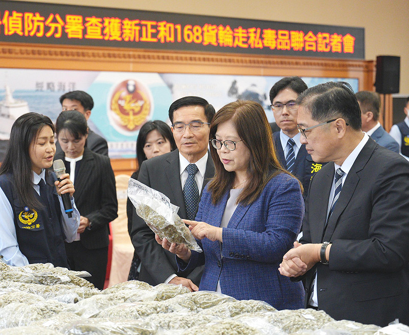 海委會主委管碧玲聽取解說。&nbsp;&nbsp;&nbsp;圖：海巡署提供