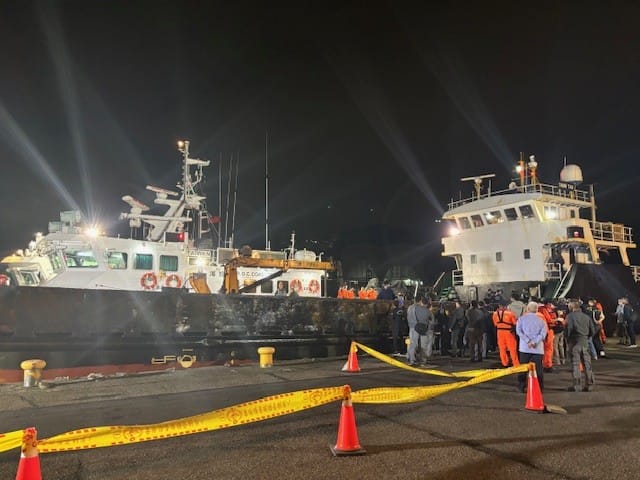 查扣新正合168貨輪及封鎖現場。 圖:海巡署提供 查扣新正合168貨輪及封鎖現場。 圖:海巡署提供