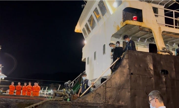 新正合168貨輪船長及船員7名犯嫌下船。&nbsp;&nbsp;&nbsp;圖：海巡署提供