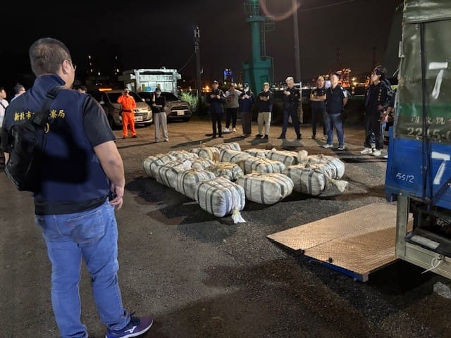 陳列查扣麻布袋貨品(內裝真空包乾大麻花)。 圖:海巡署提供 陳列查扣麻布袋貨品(內裝真空包乾大麻花)。 圖:海巡署提供