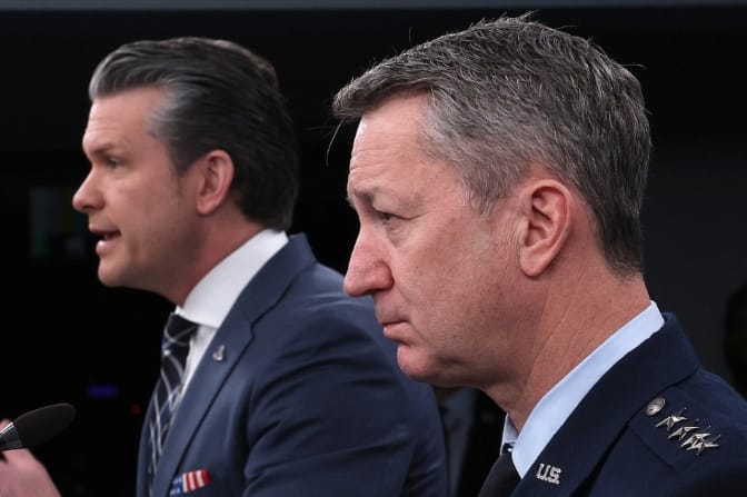 美國國防 ( 戰爭 ) 部長海格塞斯與美軍參謀長聯席會議主席丹·凱恩(右)就針對伊朗的軍事行動舉行記者會。&nbsp;&nbsp;&nbsp;圖 : 翻攝自央視新聞