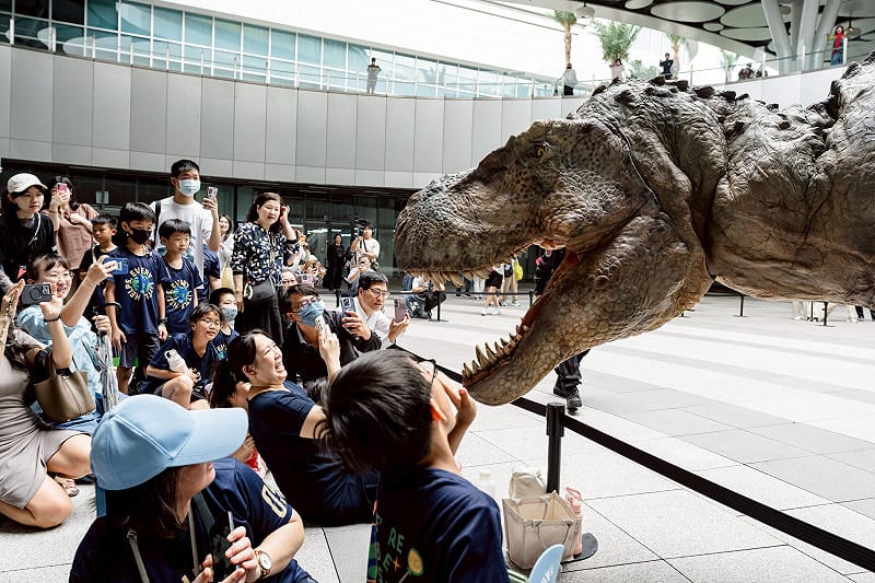 「恐龍快閃」行動讓高雄車站現場驚呼聲與歡笑聲不斷。&nbsp;&nbsp;&nbsp;圖：高雄市教育局/提供