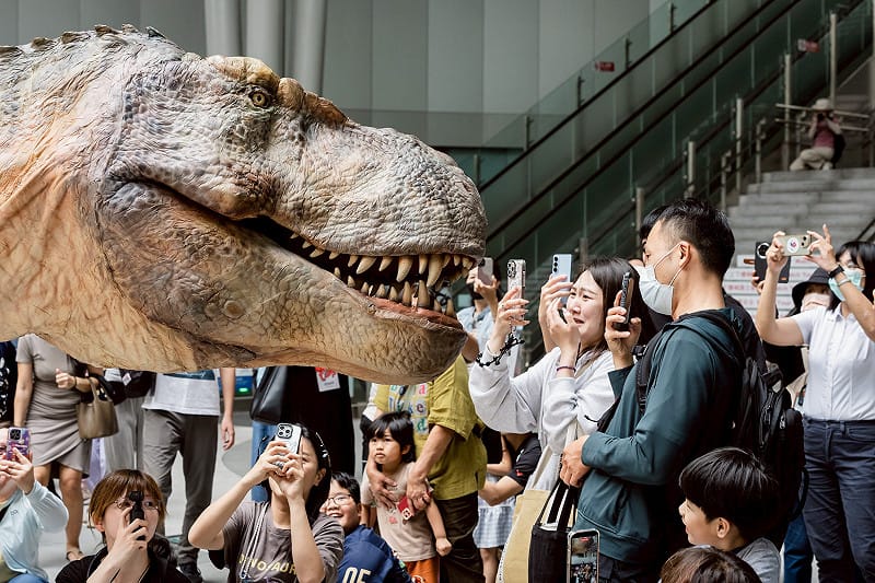 擬真恐龍現身高雄車站，吸引往來旅客與民眾目光。&nbsp;&nbsp;&nbsp;圖：高雄市教育局/提供
