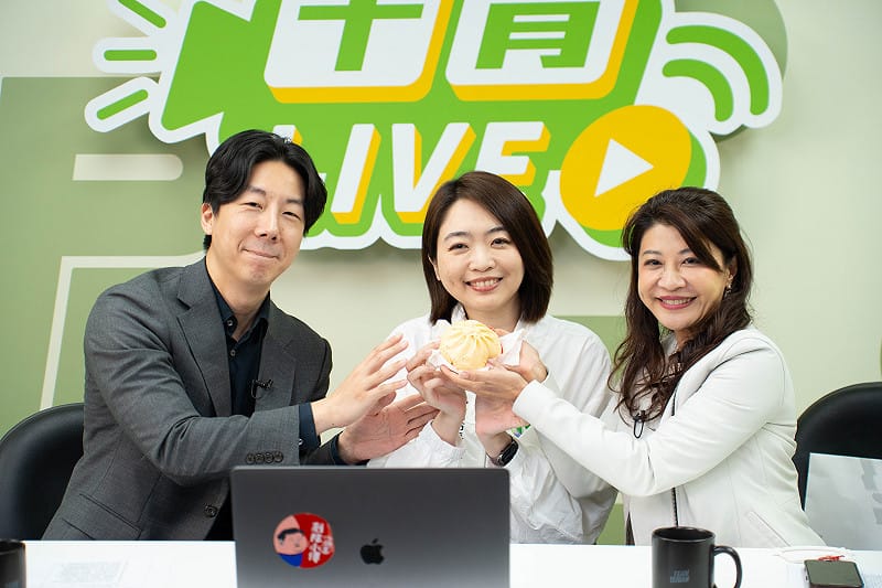 林楚茵與午青團隊送上象徵「包當選」的包子，祝福韓瑩當選。&nbsp;&nbsp;&nbsp;圖：民進黨提供