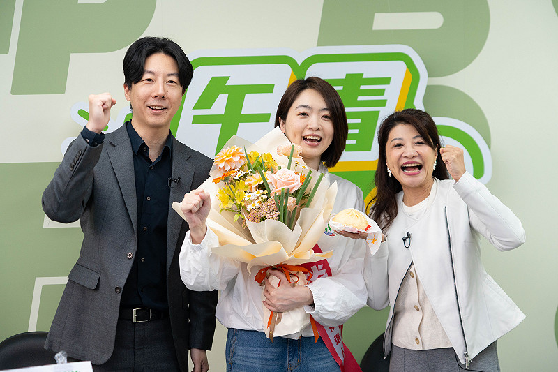  林楚茵與午青團隊送上宜蘭在地特色的「三星蔥花束」，祝福韓瑩當選。 圖：民進黨提供 