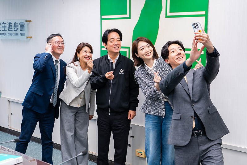 民進黨發言人吳崢、韓瑩、林楚茵、李坤城與總統賴清德自拍。&nbsp;&nbsp;&nbsp;圖：民進黨提供