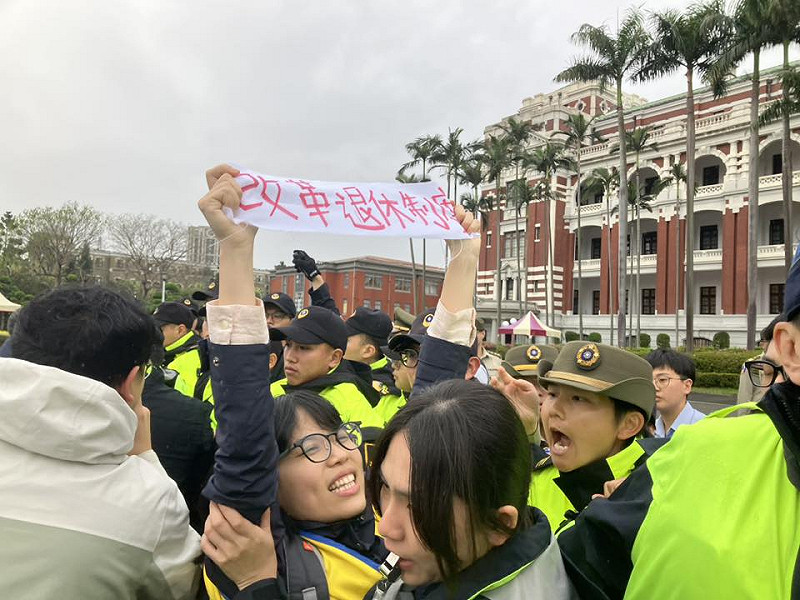 桃產總今(1)日上午 10 時前往總統府前針對勞退新制雇主提撥率長年未調升進行抗議。 圖:桃園市產業總工會 提供 桃產總今(1)日上午 10 時前往總統府前針對勞退新制雇主提撥率長年未調升進行抗議。 圖:桃園市產業總工會 提供