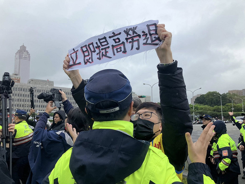 桃產總今(1)日上午 10 時前往總統府前進行抗議,據桃產總表示,已有四個成員被管束。 圖:桃園市產業總工會 提供 桃產總今(1)日上午 10 時前往總統府前進行抗議,據桃產總表示,已有四個成員被管束。 圖:桃園市產業總工會 提供