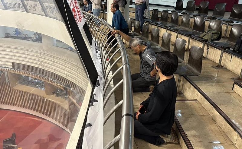 陳麗娜向陳其邁下跪陳情同時，旁聽席的民眾也面向市長下跪。&nbsp;&nbsp;&nbsp;圖：孫家銘翻攝