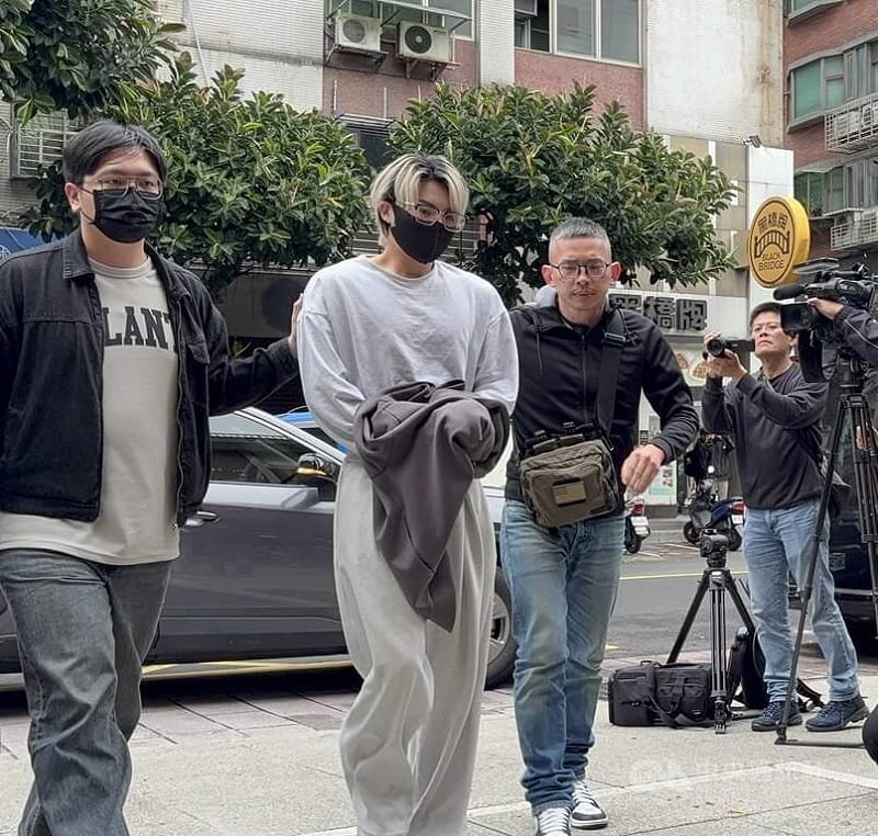 新北檢警1日執行閃兵案第4波搜索行動，共拘提9人到案，超跑網紅「邵某」（左2）下午也被拘提。中央社記者曹亞沿攝　115年4月1日&nbsp;&nbsp;&nbsp;