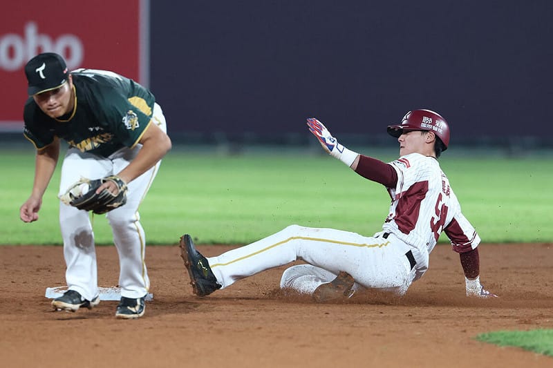 中華職棒樂天桃猿隊3月31日在桃園棒球場交手台鋼雄鷹隊，桃猿外野手陳晨威（右）4局成功盜上二壘，也達成生涯200盜里程碑。（樂天桃猿隊提供）中央社記者蘇志畬傳真　115年4月1日&nbsp;&nbsp;&nbsp;