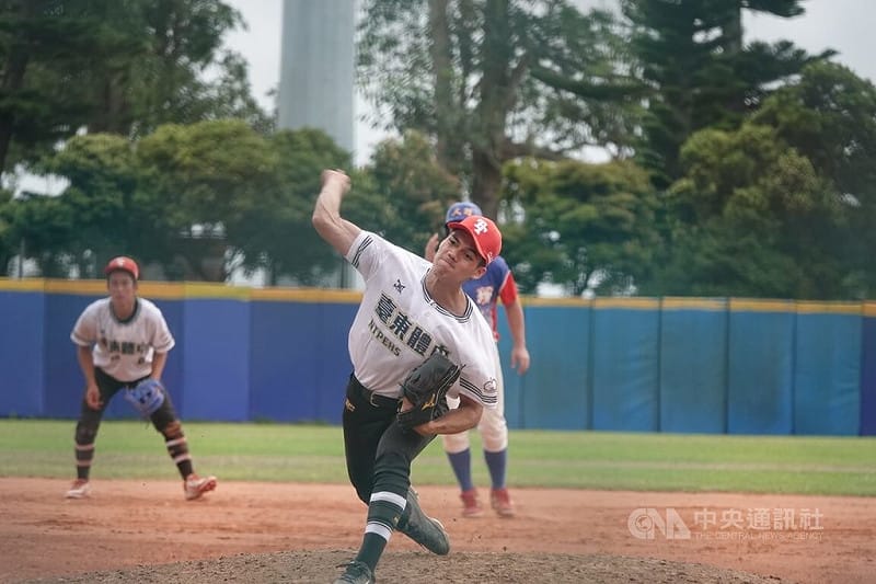 2026年U18東岸聯盟棒球錦標賽台東體中白隊1日預賽擊敗大理高中，東體白後援投手汪昆峰（中）7局登板，用球數偏多，被敲出2安，投出1次保送失1分，但沒有擴大失分危機，替球隊守住勝利。中央社記者謝靜雯攝　115年4月1日&nbsp;&nbsp;&nbsp;
