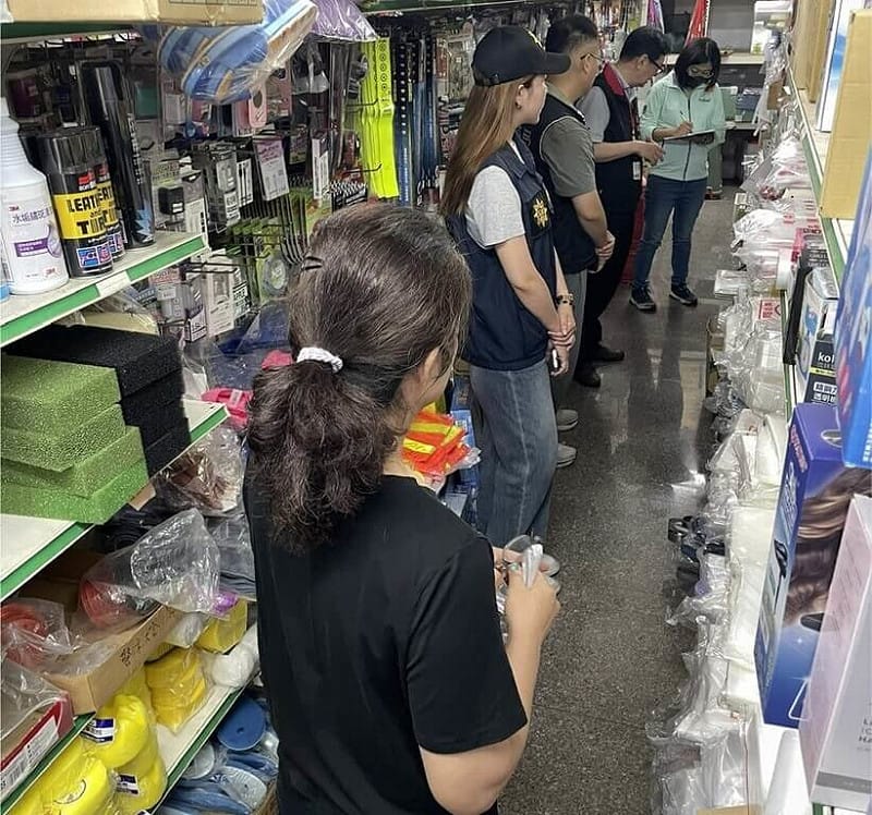 澎湖地區「查緝民生犯罪聯繫平台」為防範不肖業者利用清明連假期間民生物資需求增加，藉機囤積居奇或哄抬物價，1日再度結合縣府消保官、政風室、建設處、警察局及澎湖縣調查站等單位進行聯合稽查。（澎湖地檢署提供）   中央社　115年4月1日&nbsp;&nbsp;&nbsp;