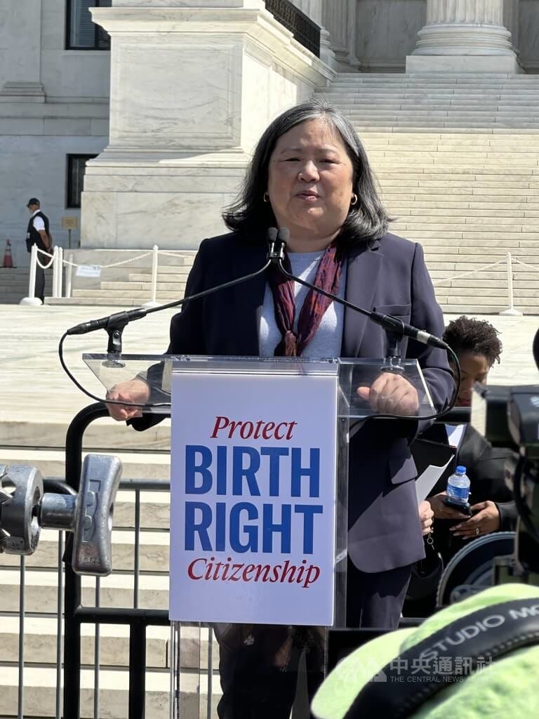 55歲台裔第2代王德棻（Cecillia Wang）擔任全案原告律師，離開最高法院後向支持者演說。中央社記者廖漢原華盛頓攝　115年4月2日&nbsp;&nbsp;&nbsp;圖：中央社提供