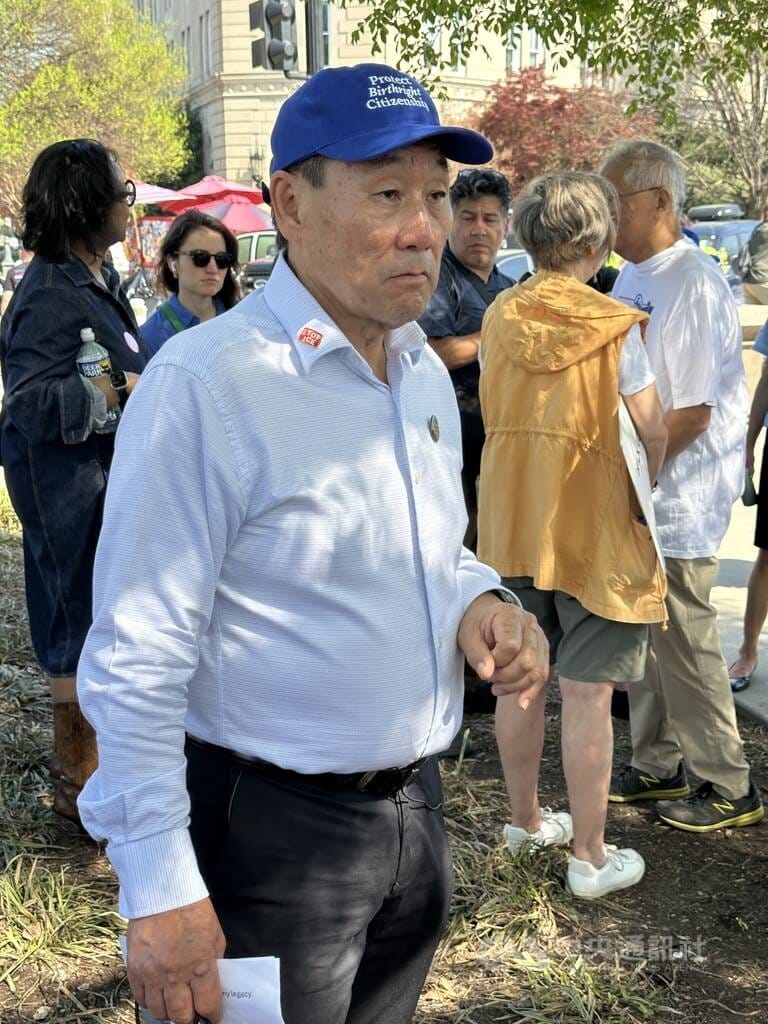 美籍華裔人士黃金德1898年上訴最高法院確認在美出生即為公民，他的孫子諾曼．黃（Norman Wong）前往最高法院旁聽。中央社記者廖漢原華盛頓攝　115年4月2日&nbsp;&nbsp;&nbsp;圖：中央社提供