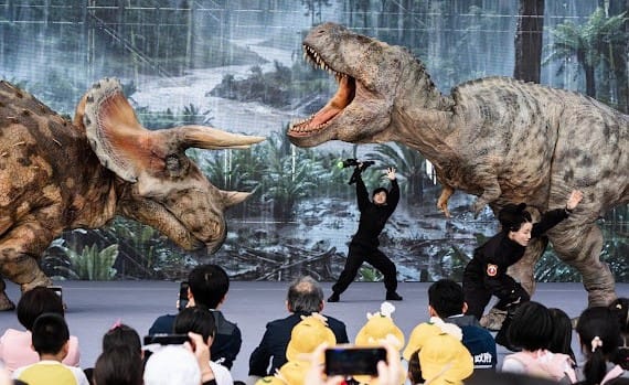 日本擬真恐龍與真人共同演出。&nbsp;&nbsp;&nbsp;圖：高雄市教育局/提供