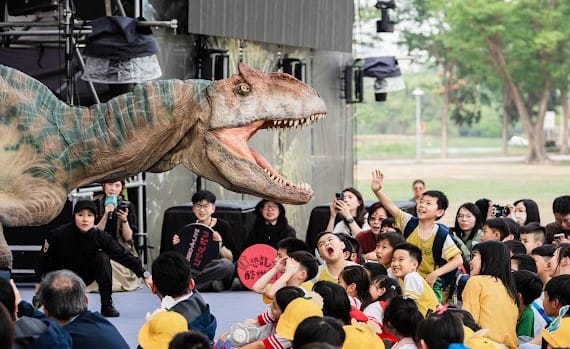 日本知名擬真恐龍團隊帶來「恐龍面對面」體驗，孩子們驚呼連連，留下難忘回憶。&nbsp;&nbsp;&nbsp;圖：高雄市教育局/提供