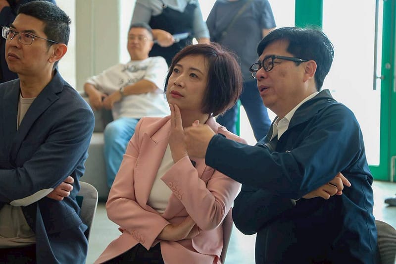 何欣純(中)向陳其邁(右)請益港灣轉型、智慧治理與AI產業布局。&nbsp;&nbsp;&nbsp;圖：何欣純辦公室／提供