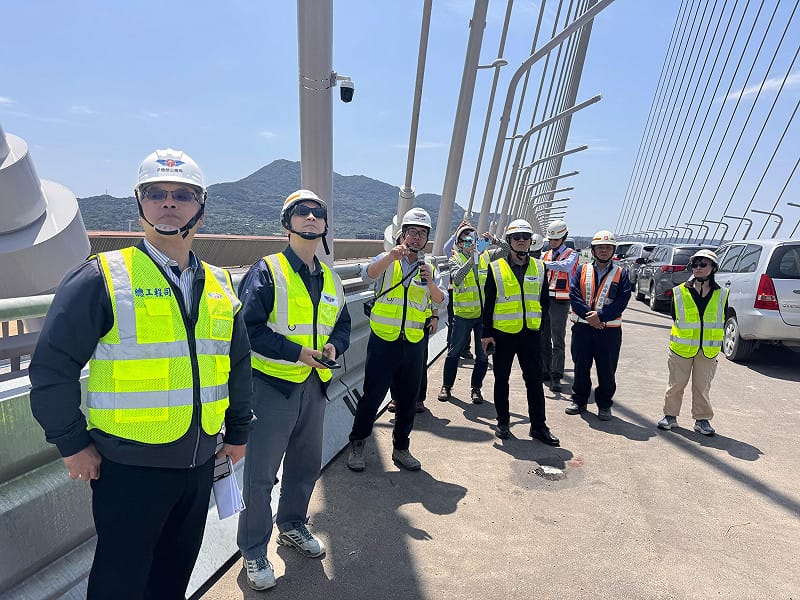 交通部通路局指出，為確保淡江大橋通車後交通運作順暢，特別成立「淡江大橋通車安全諮詢小組」，邀請各領域專家於通車前盤點潛在注意事項，協助檢視相關整備作業。&nbsp;&nbsp;&nbsp;圖：公路局／提供