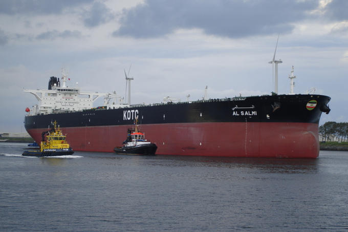  科威特石油公司宣稱，該公司一艘在波斯灣航行的油輪遭伊朗打擊後起火燃燒，警告可能存在漏油風險。 圖：翻攝自 @Osinttechnical X 帳號 