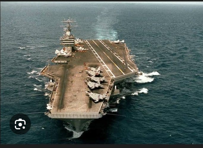 有網友查證後指出，伊朗可能並未對「林肯號」造成任何傷害，強調德黑蘭當局公布的影像資料皆為 AI 偽造。&nbsp;&nbsp;&nbsp;圖：翻攝自 @AyatollahAraafi X 帳號