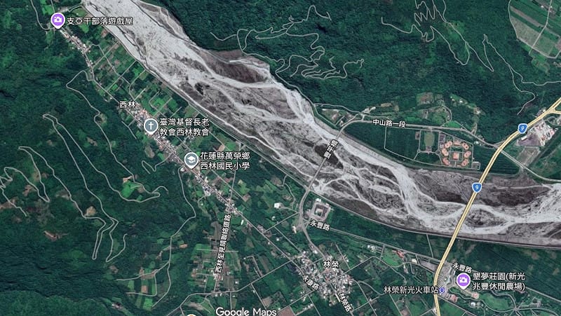 衛星照顯示，花蓮縣萬榮鄉西林村壽豐溪河床大量淤積，網友直言「似曾相似」、「不細看會以為是光復」。&nbsp;&nbsp;&nbsp;圖：讀者提供