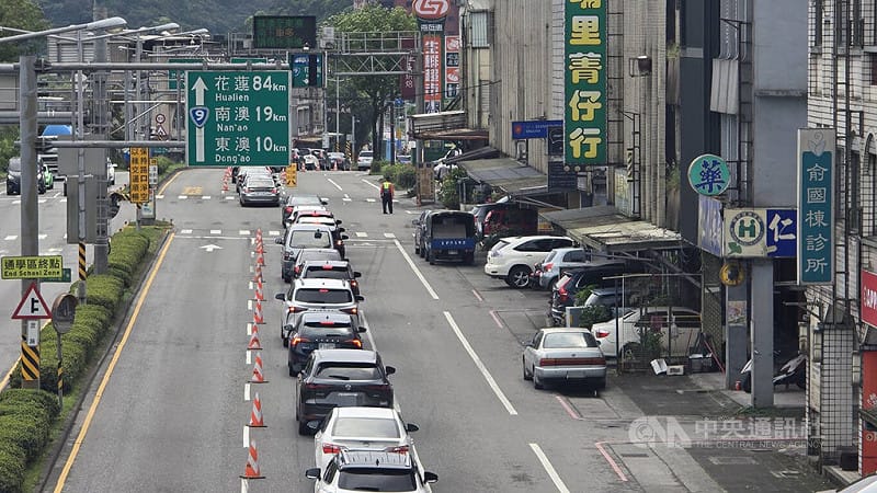 清明連假首日，蘇花路廊從3日凌晨1時起就湧現南下首波車潮，清晨近7時起達到車流高峰，蘇花路廊蘇澳端回堵約3公里，造成蘇澳部分市區塞車。中央社記者沈如峰宜蘭縣攝　115年4月3日&nbsp;&nbsp;&nbsp;