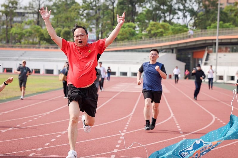 百米衝刺由王義川(左)領先賴瑞隆(右)率先抵達終點。 &nbsp;&nbsp;&nbsp;圖：賴瑞隆服務處/提供