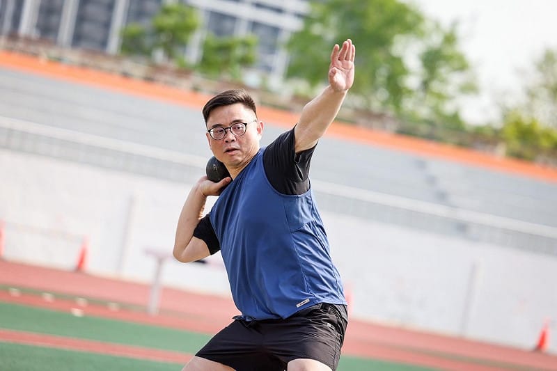 賴瑞隆在拿手的鉛球投擲項目架勢十足，展現紮實基本功。&nbsp;&nbsp;&nbsp;圖：賴瑞隆服務處/提供