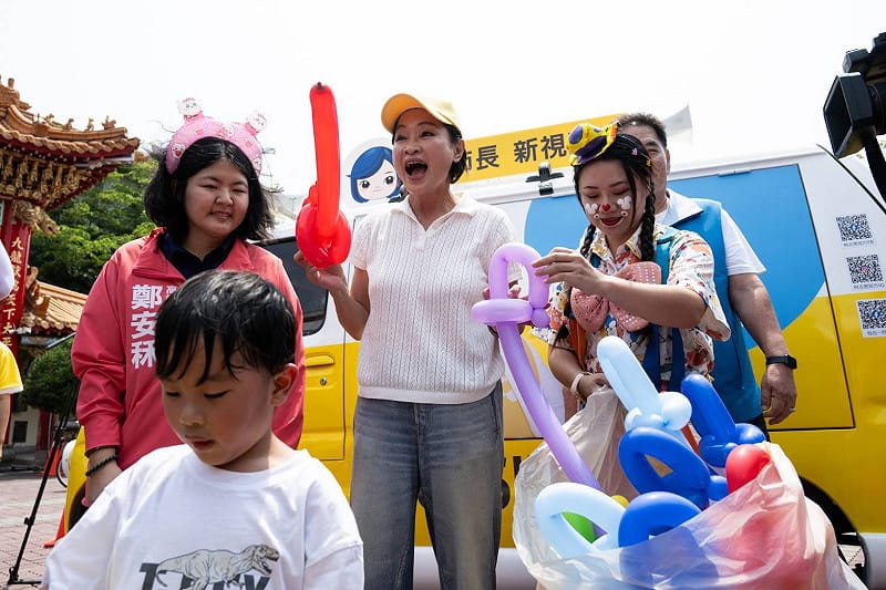 柯志恩(中)與親子同樂。&nbsp;&nbsp;&nbsp;圖：柯志恩服務處/提供