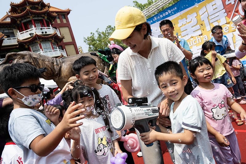柯志恩(中)與小朋友玩超級水槍。&nbsp;&nbsp;&nbsp;圖：柯志恩服務處/提供