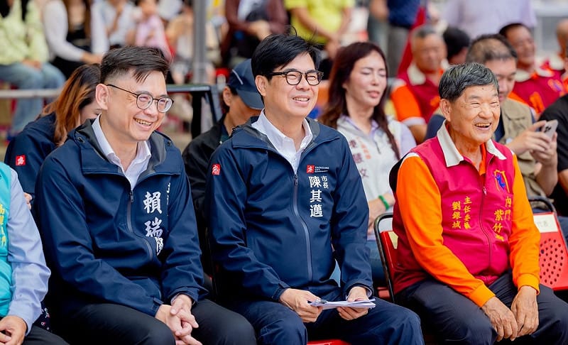 陳其邁(中)、劉銀城(右)及賴瑞隆(左)共同到場欣賞「文武陣頭大匯演」。&nbsp;&nbsp;&nbsp;圖：高雄市觀光局/提供