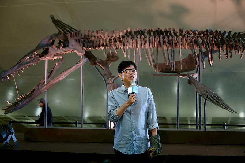 陳其邁表示今年活動亮點為一比一擬真恐龍演出，透過生動展演與解說，帶領小朋友認識恐龍生存環境與演化歷程。&nbsp;&nbsp;&nbsp;圖：高雄市政府教育局/提供