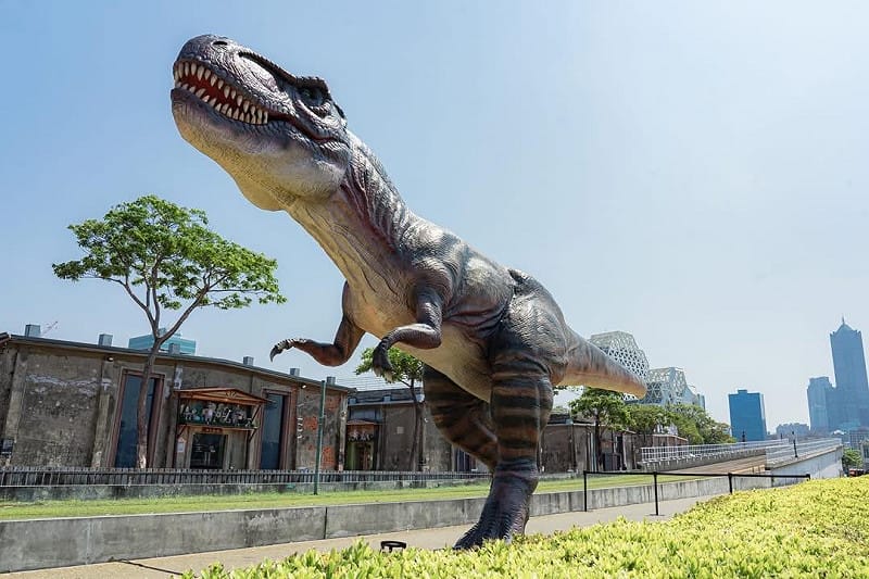 輕軌駁二大義站設置仿真恐龍打卡點。&nbsp;&nbsp;&nbsp;圖：高雄市政府教育局/提供