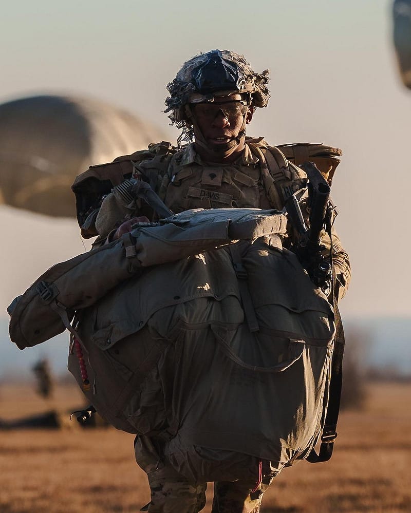 海格塞斯已採取措施，阻止或推遲美國四大軍種中十餘名黑人與女性高級軍官的晉升案。 圖:翻攝自X帳號@Defence_Index